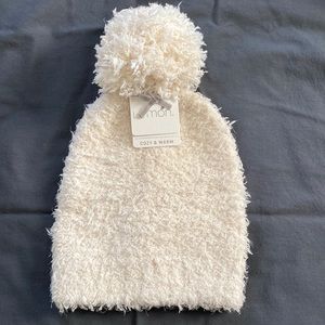 New With Tags Women’s Pom Pom Hat
